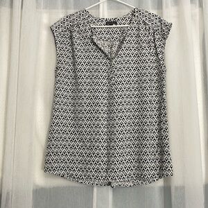 Nicole Miller women’s 100% rayon  black / white top SIZE XL PTP 22” length 27”